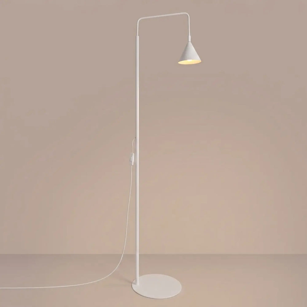 Lampadaire blanc allumé