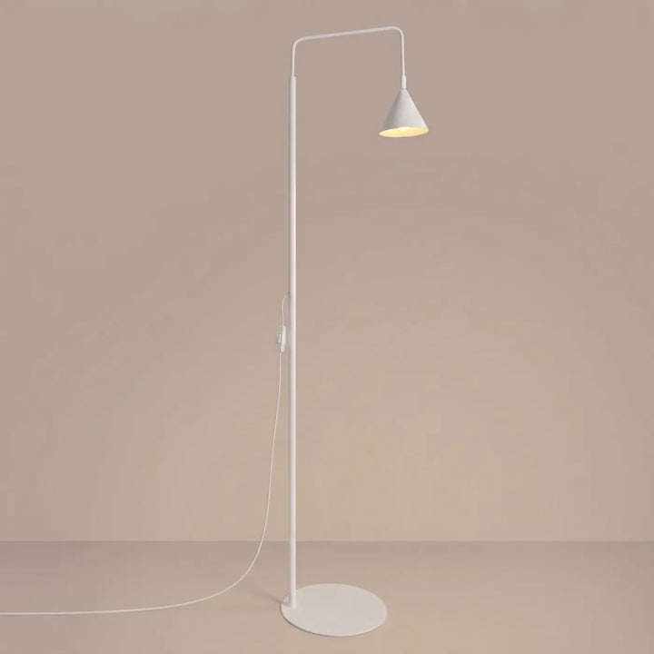 Lampadaire blanc allumé
