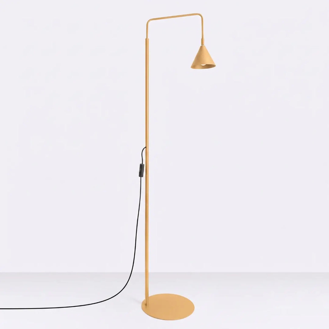 Lampadaire doré éteint