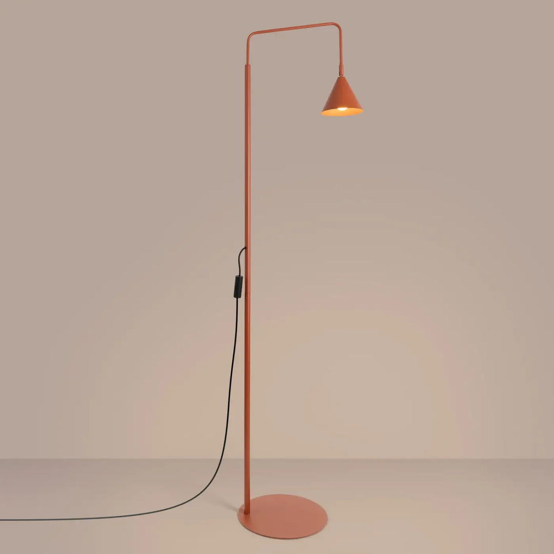 Lampadaire ocre rouge allumé