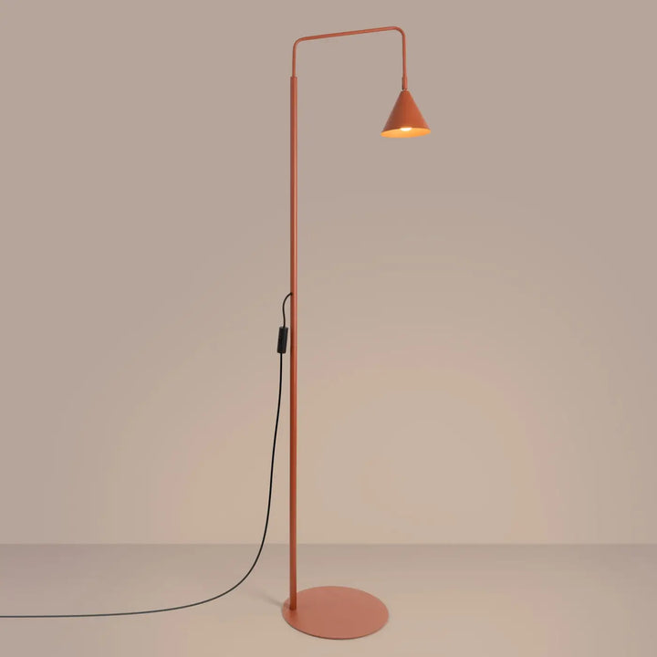 Lampadaire ocre rouge allumé