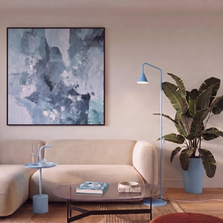 Lampadaire bleu clair dans un salon