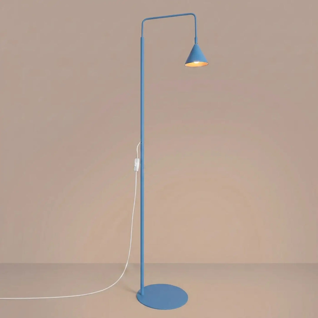 Lampadaire bleu clair allumé