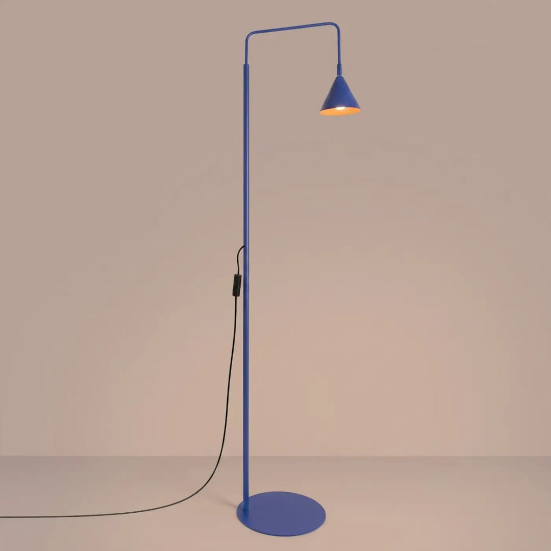 Lampadaire outremer allumé