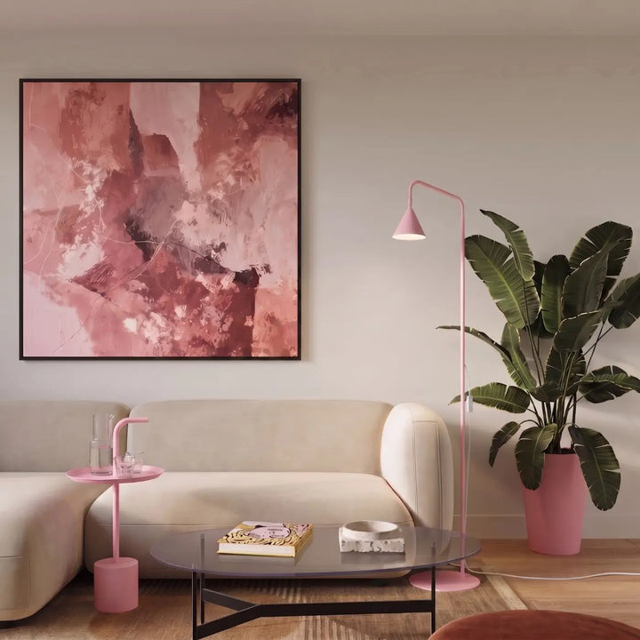Lampadaire rose dans un salon