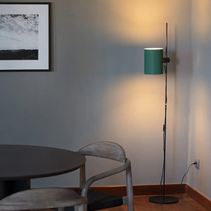 Lampadaire Guadalupe vert dans un intérieur