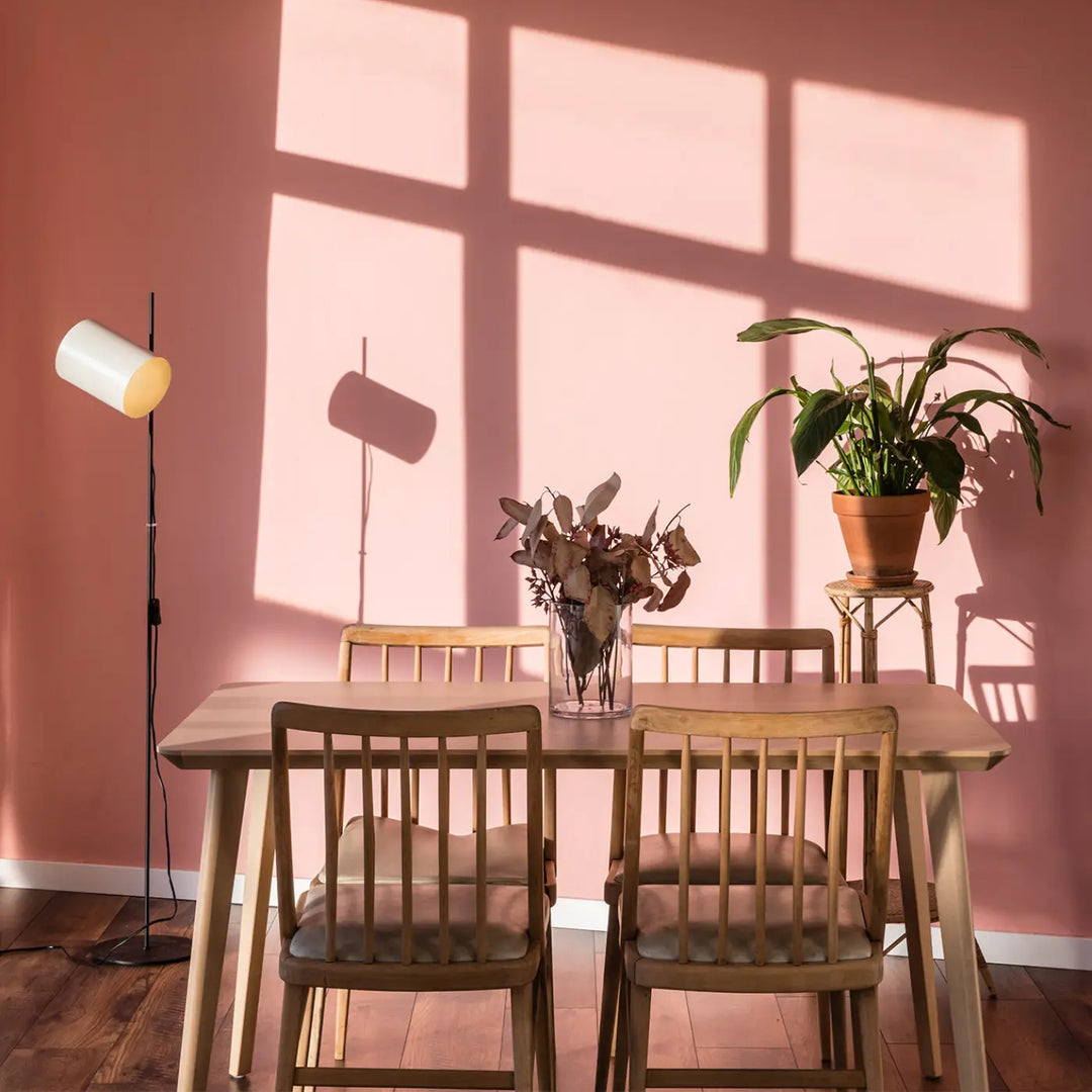 Lampadaire Guadalupe beige dans une pièce