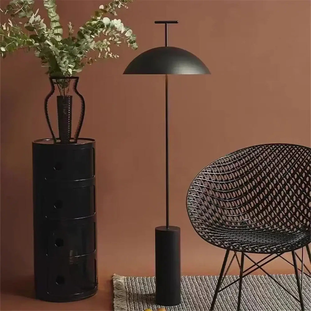 Lampadaire design en métal noir avec abat-jour en dôme et tige fine pour une décoration intérieure plus qu’un simple éclairage