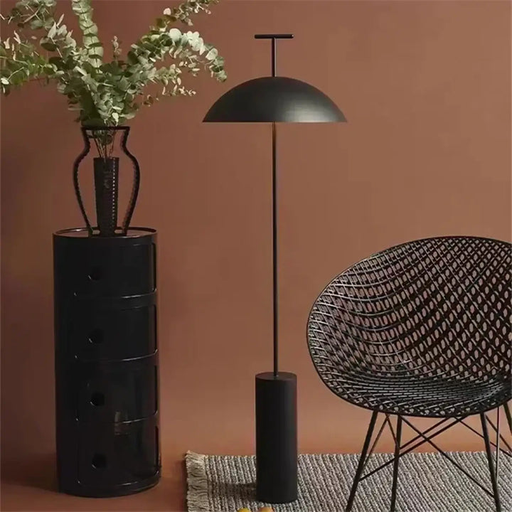 Lampadaire design en métal noir avec abat-jour en dôme et tige fine pour une décoration intérieure plus qu’un simple éclairage