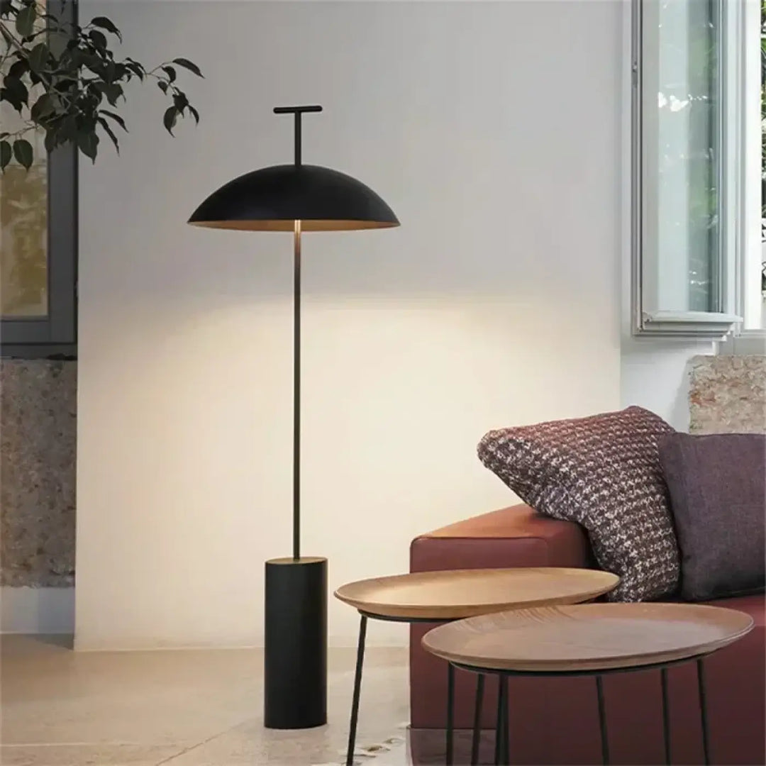 Lampadaire design yumi en finition noire mate avec abat-jour en forme de dôme et base cylindrique pour décoration intérieure plus qu’un simple éclairage