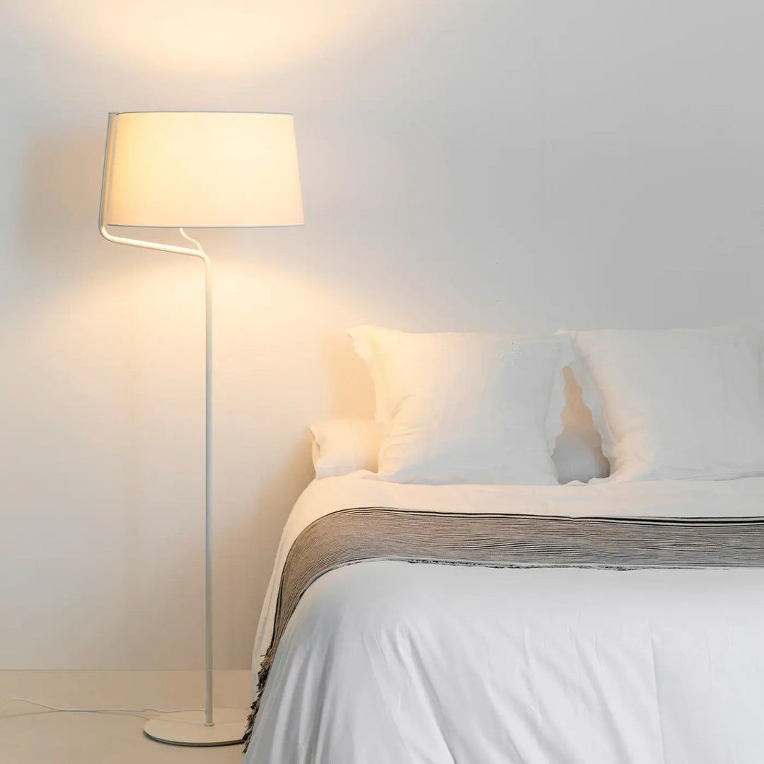 Lampadaire Berni blanc de Faro Barcelona en situation