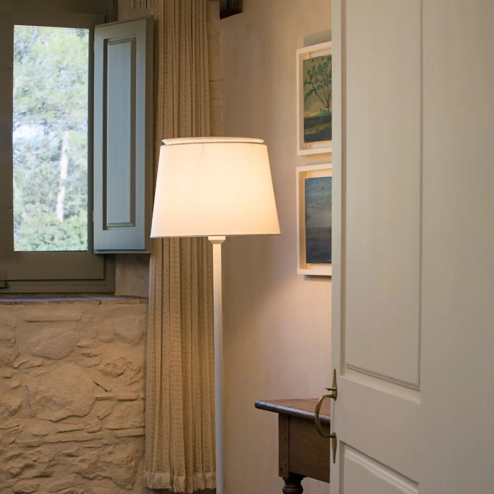 Lampadaire Savoy blanc en situation