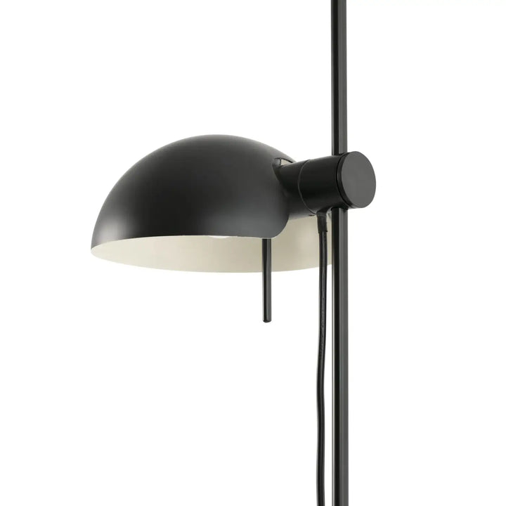 Détail du lampadaire Matilda noir