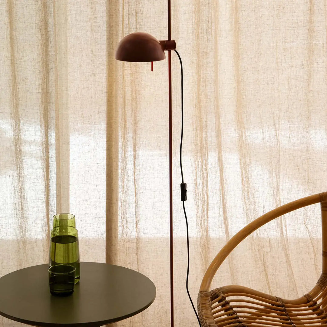 Lampadaire Matilda grenat de Faro Barcelona en situation
