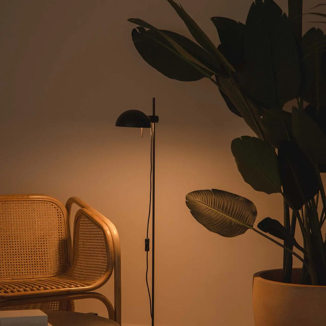 Lampadaire Matilda noir dans un intérieur