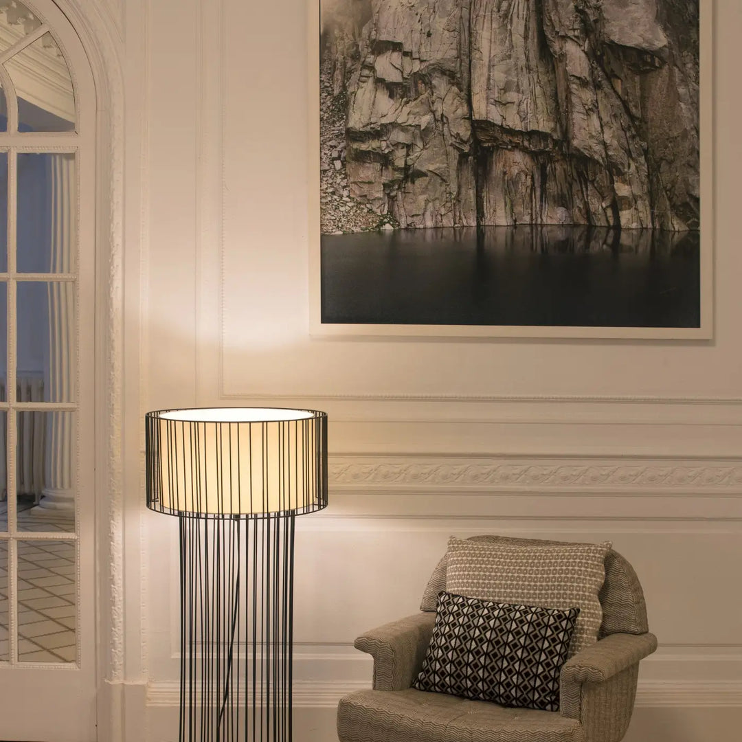 Lampadaire Linda allumé dans un salon