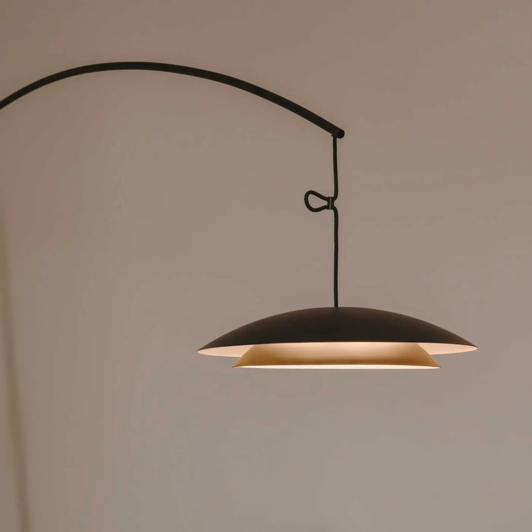 Lampadaire Noway en acier noir dans un intérieur