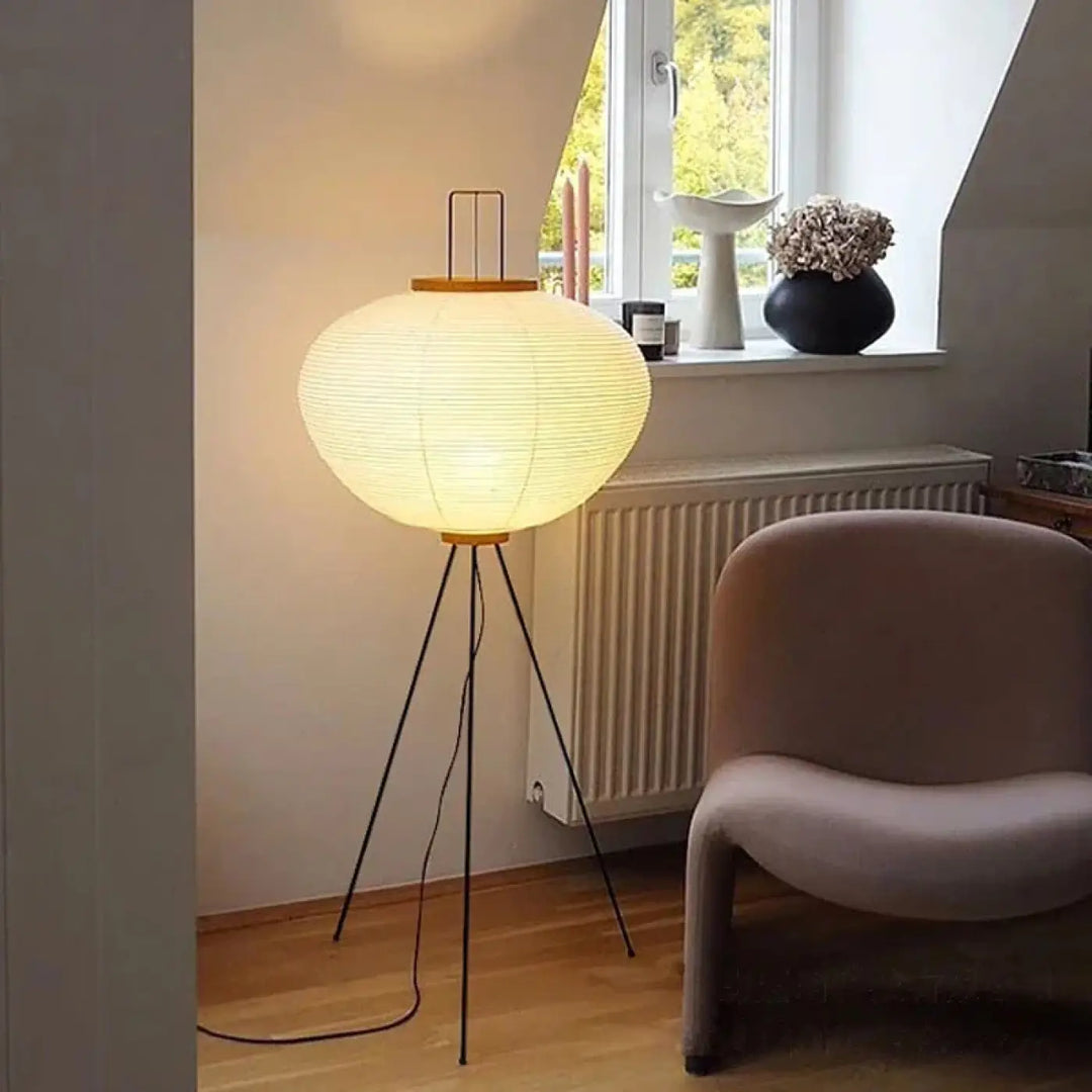 Lampadaire chloe avec base tripode en bois et abat-jour en papier, design élégant et plus qu’un simple éclairage
