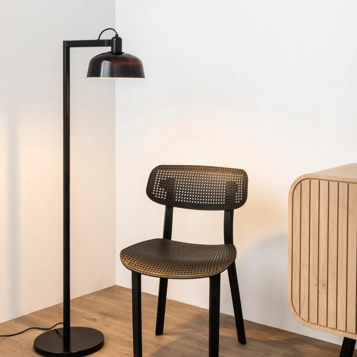 Lampadaire Tatawin verre noir dans un intérieur