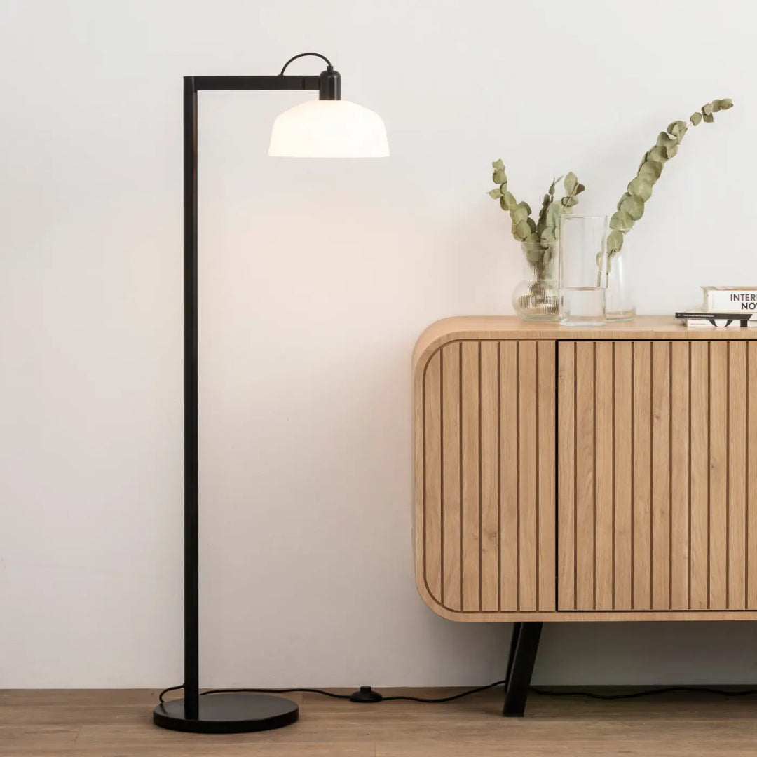 Lampadaire Tatawin verre blanc opale de Faro Barcelona en situation