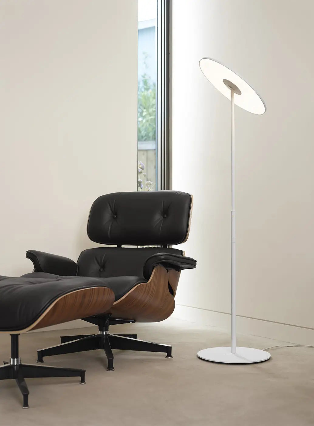 Lampadaire Circa blanc dans un intérieur