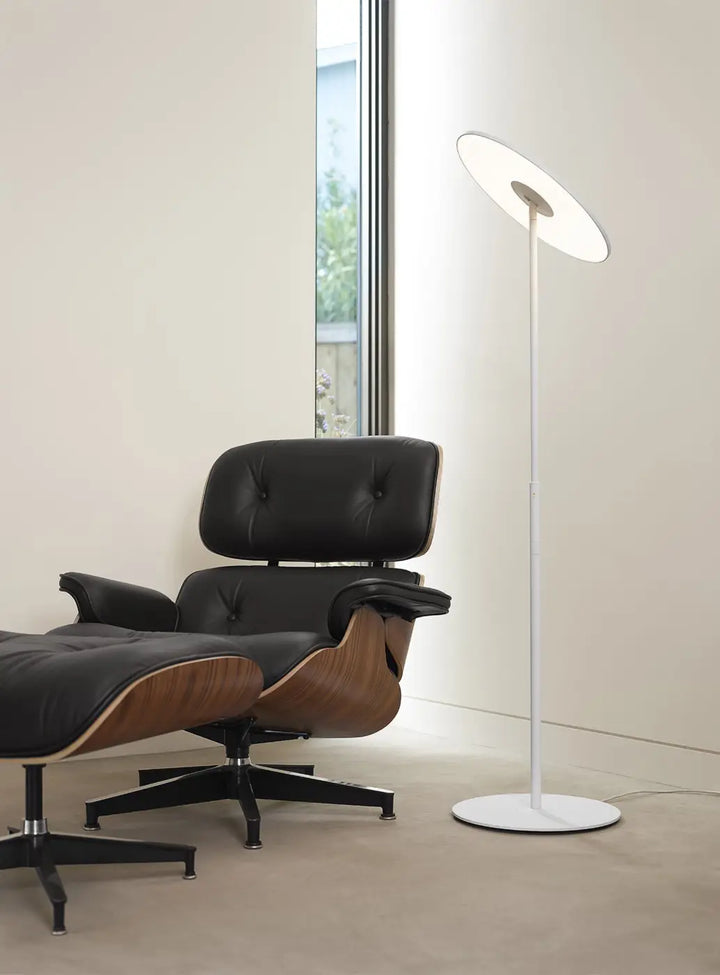 Lampadaire Circa blanc dans un intérieur