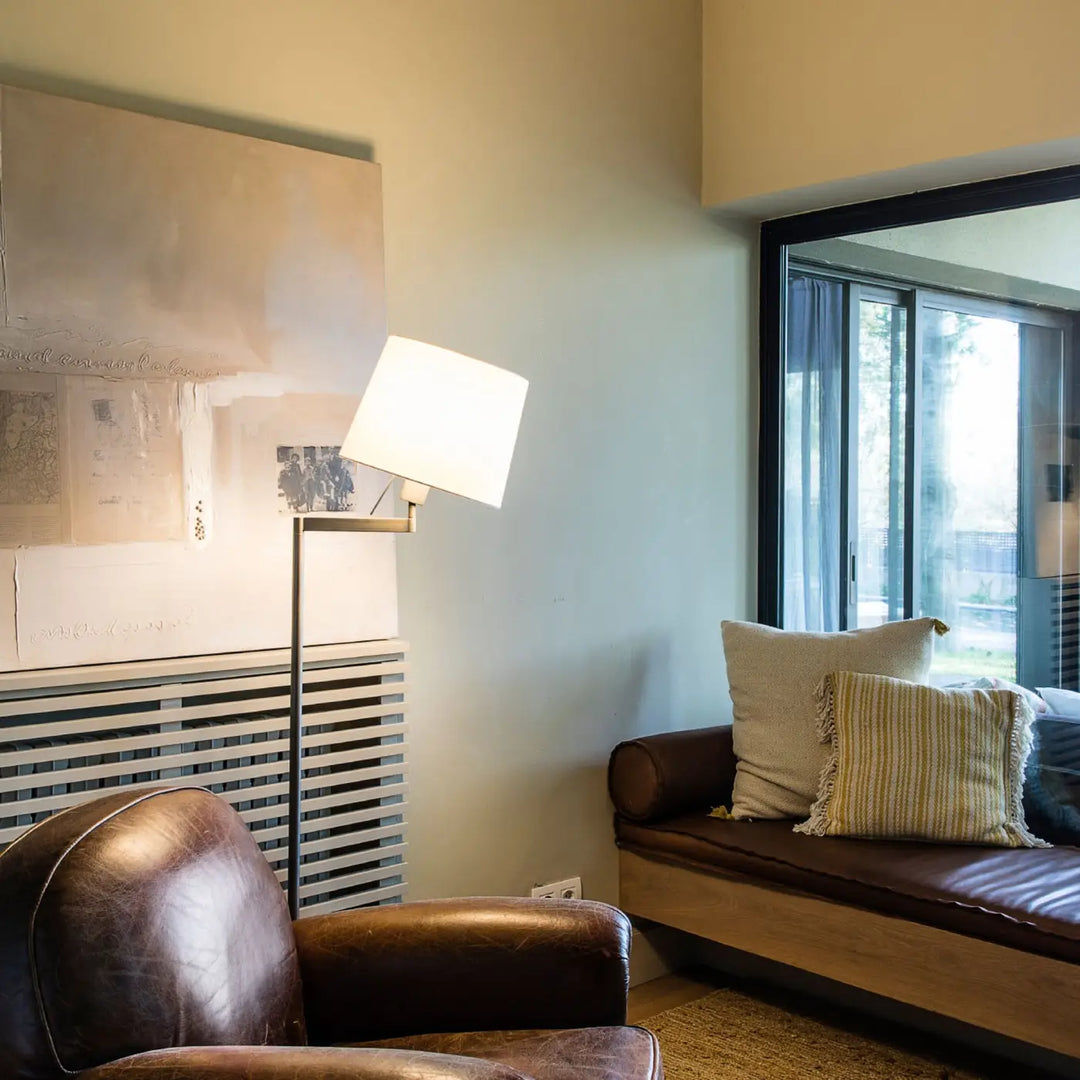 Lampadaire Artis à côté d'un fauteuil
