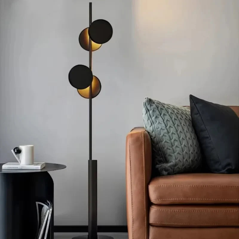 Lampadaire contemporain noir et doré au style chic et raffiné