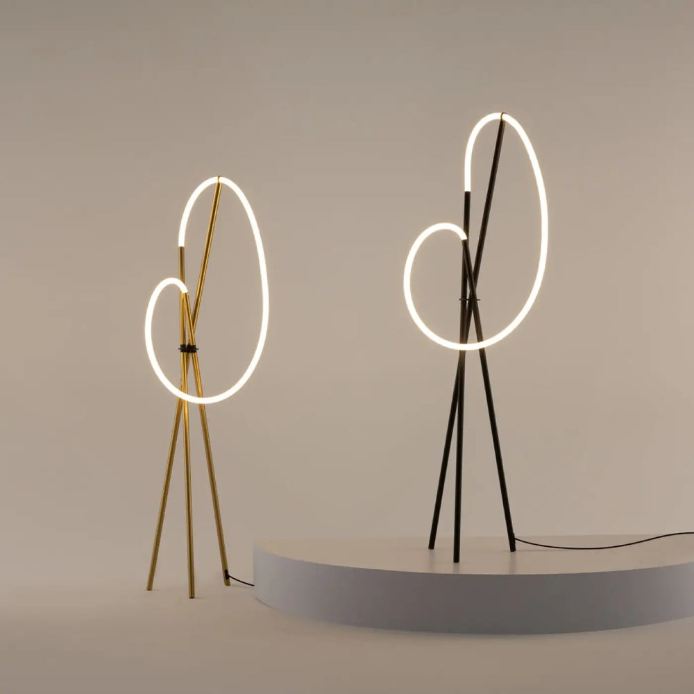 Lampadaire crochet avec anneaux lumineux led dimmables en néon incurvé et pieds trépied finition or et noir