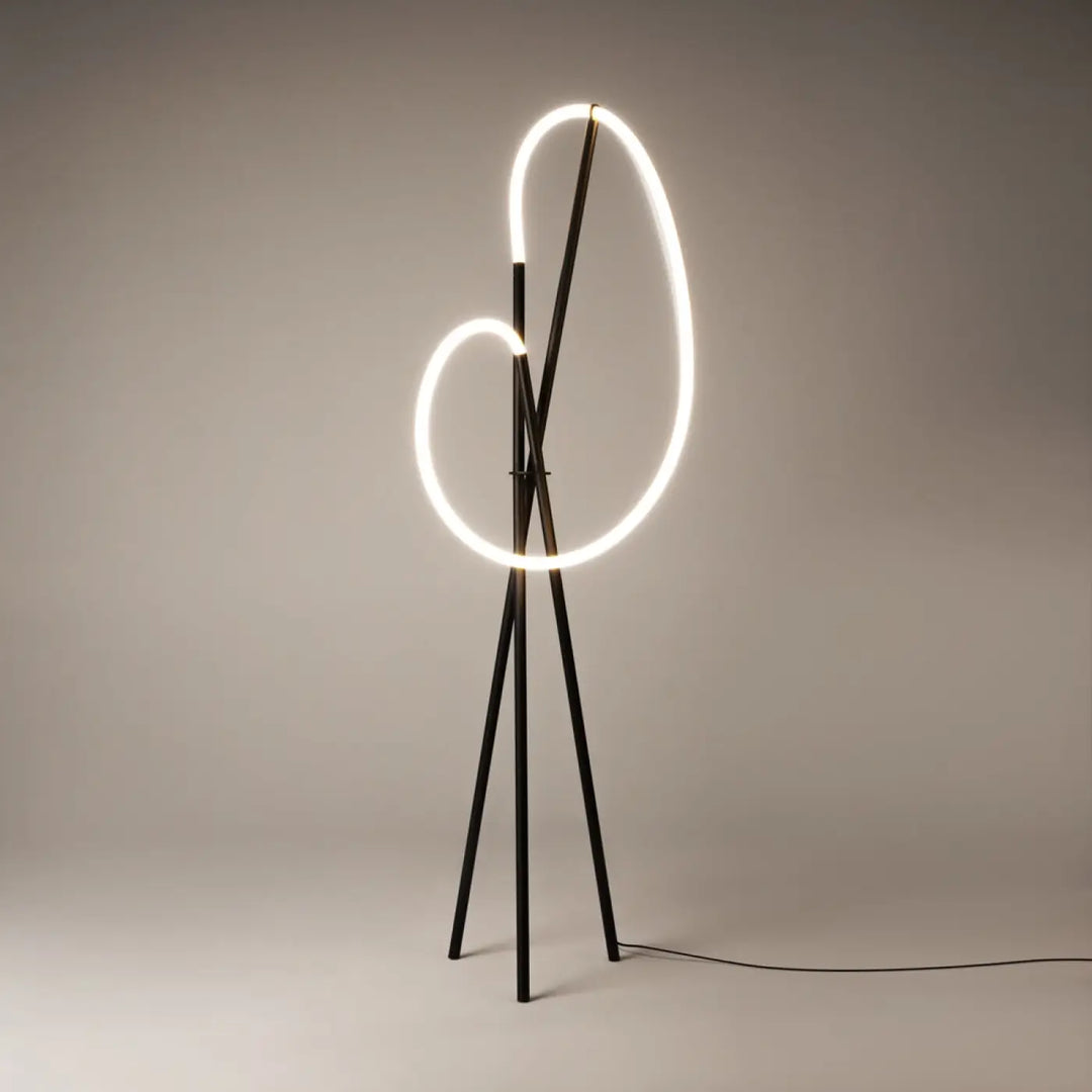Lampadaire crochet avec base trépied noir élégant et anneaux led dimmable silicone blanc entrelacés lumineux