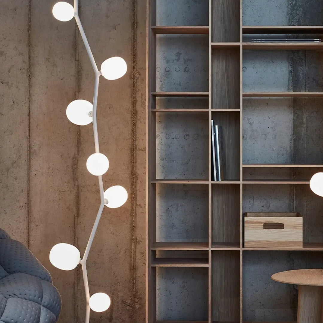 Lampadaire décoratif moderne en métal et globes en verre élégant