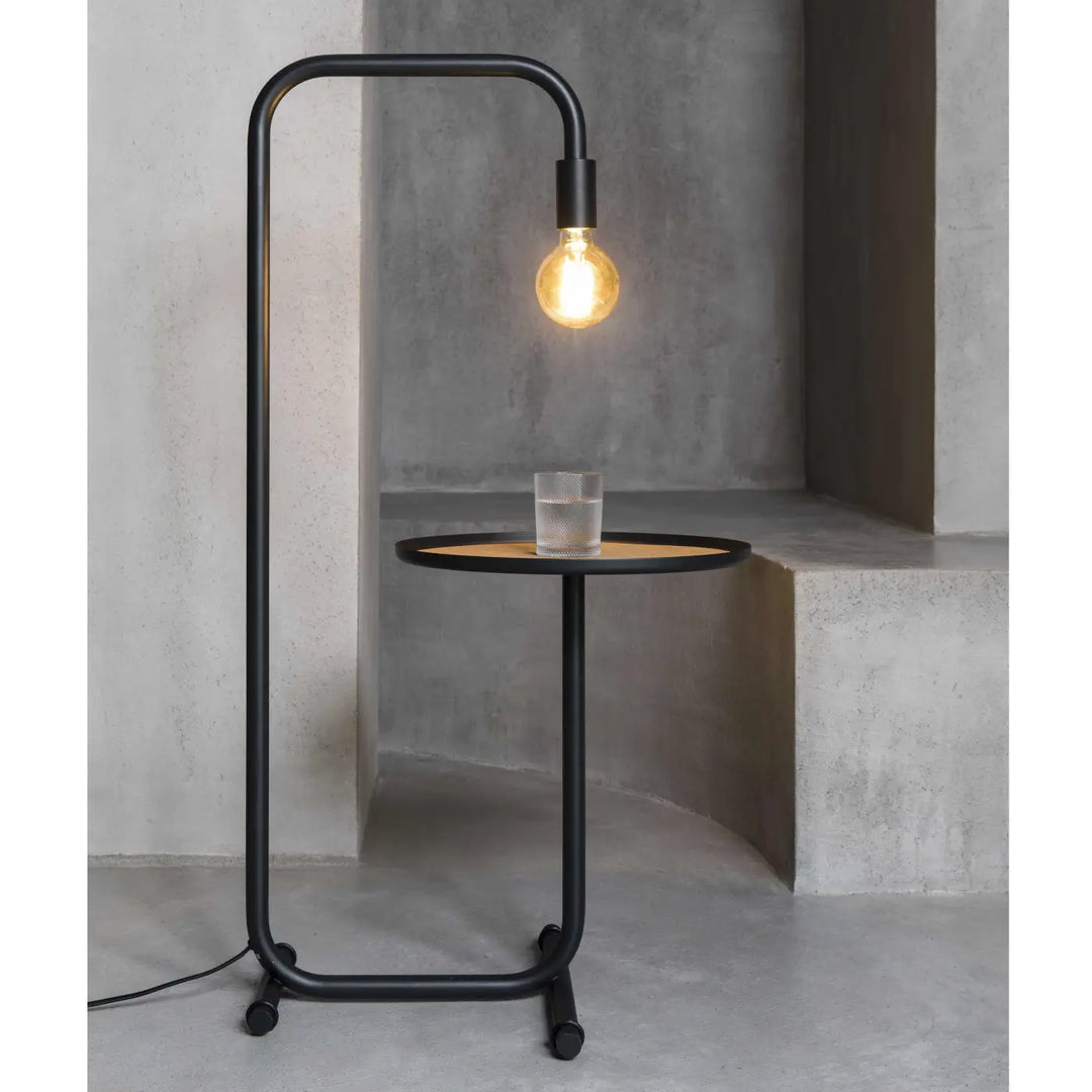Lampadaire Guest noir de Faro Barcelona en situation
