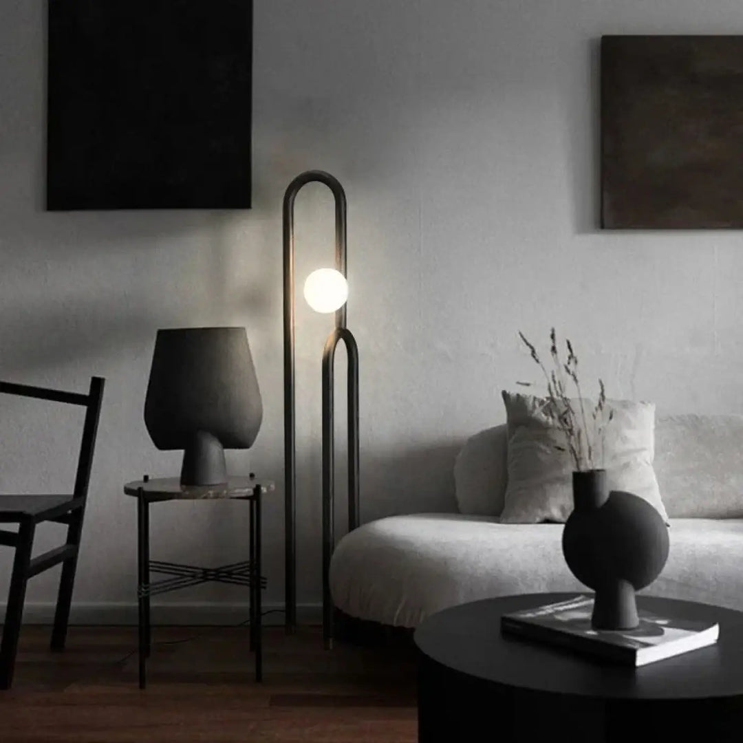 Lampadaire design contemporain avec boule lumineuse moderne