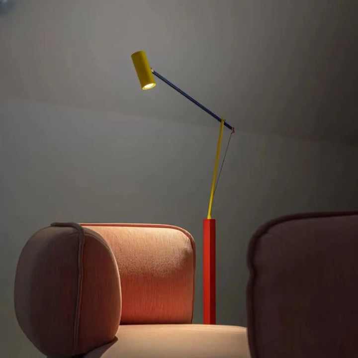 Lampadaire kineo avec lampe cylindrique jaune, bras articulé bleu et base rouge, idéal pour chambre à coucher