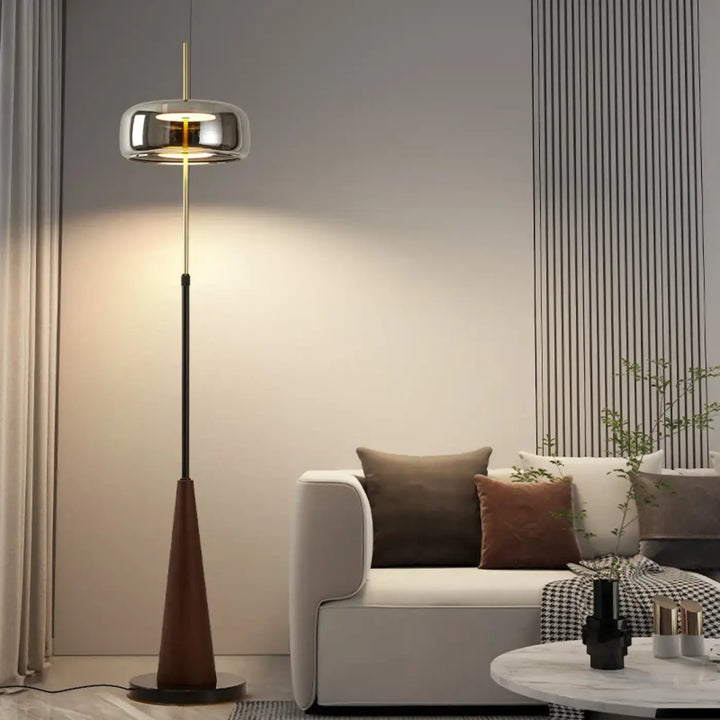 Lampadaire design rétro en bois et abat jour chromé élégant