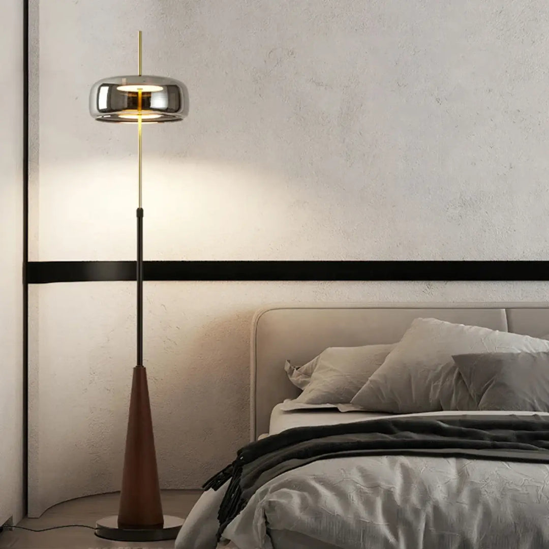 Lampadaire design rétro en bois et abat jour chromé élégant