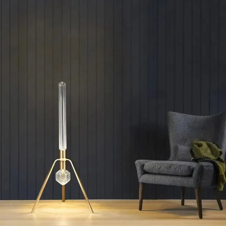 Lampadaire design shor avec verre strié clair et base trépied en laiton pour une allure sculpturale moderne