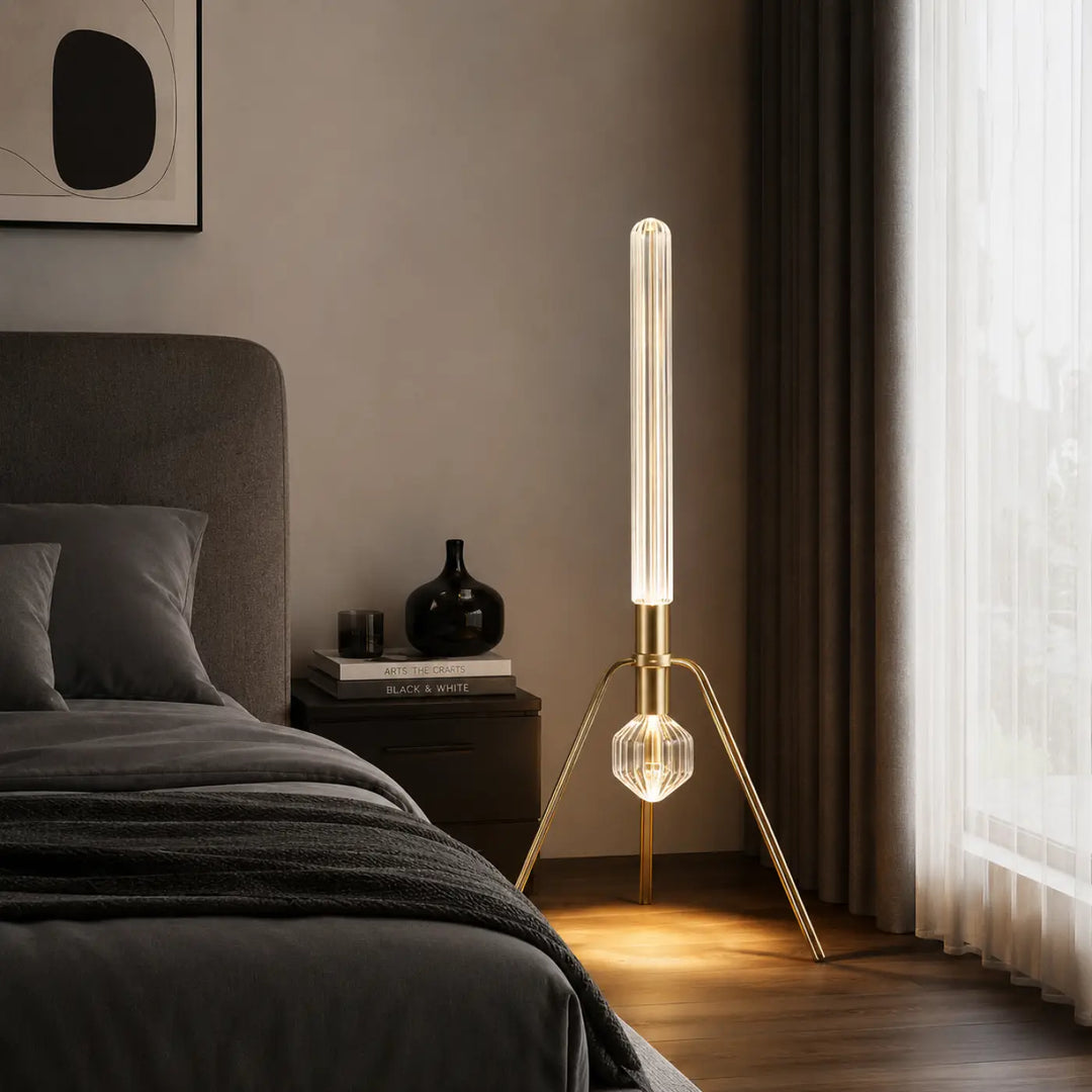Lampadaire shor gold ton avec verre strié, base en cristal facetté et allure sculpturale moderne design