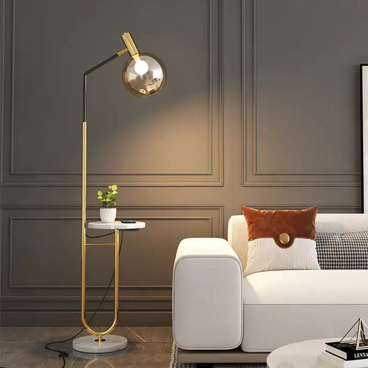 Lampadaire élégant noir et doré avec tablette au style moderne