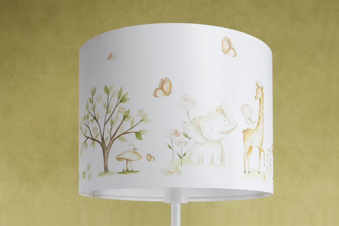 Lampadaire enfant blanc avec abat-jour cylindrique illustré d’animaux doux participe à créer une ambiance sweet dreams
