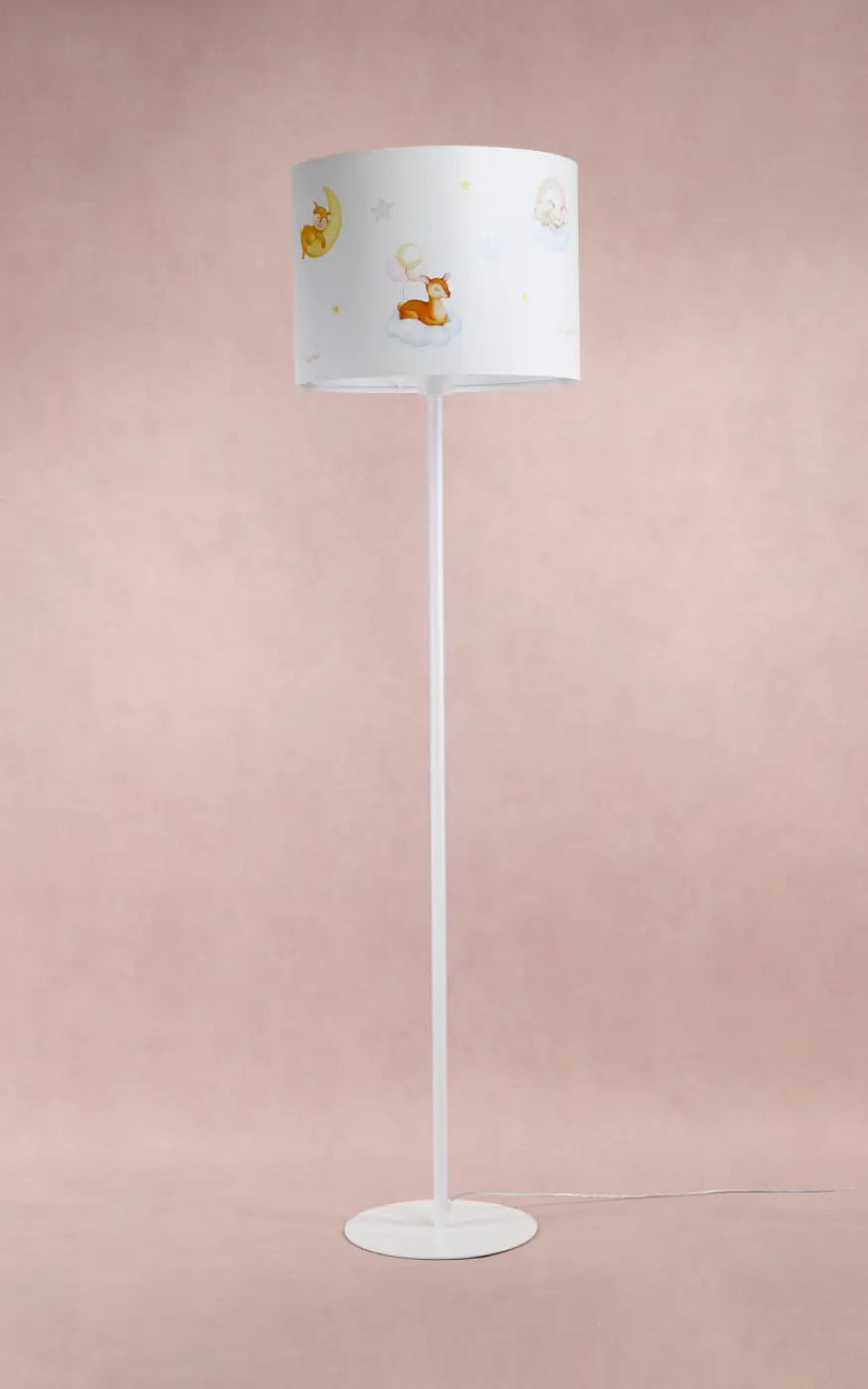 Lampadaire enfant blanc avec abat-jour cylindrique illustré de faons et lunes en tons doux pour décor faon rêveur