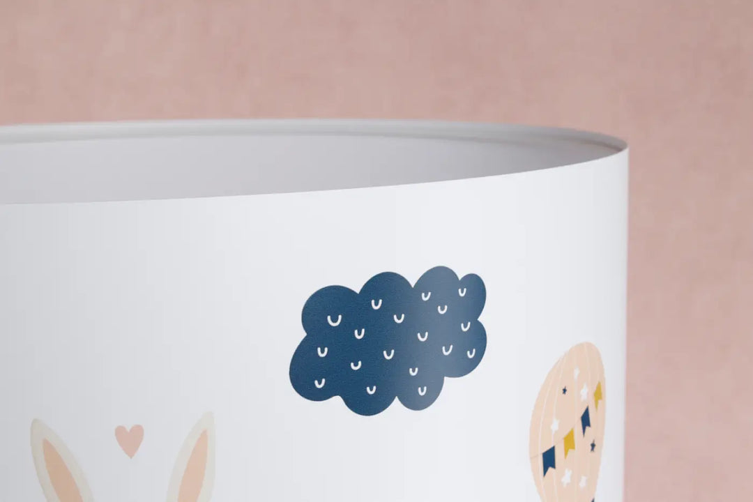 Lampadaire enfant blanc avec abat-jour cylindrique orné de motif douceur enchantée pastel et nuage bleu marine