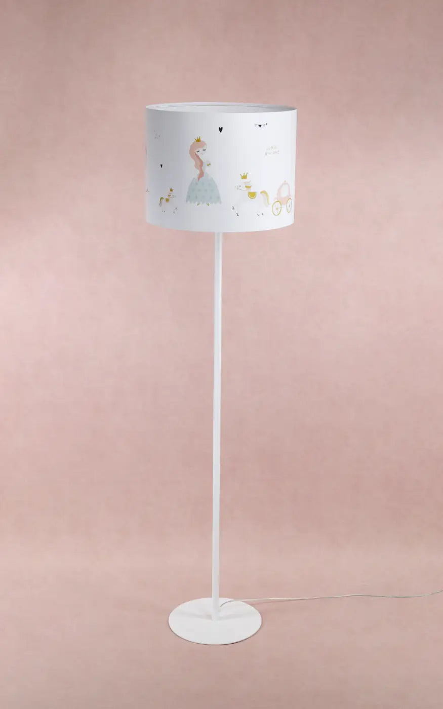Lampadaire enfant blanc avec abat-jour cylindrique illustré de princesse et carrosse en couleurs pastel doux