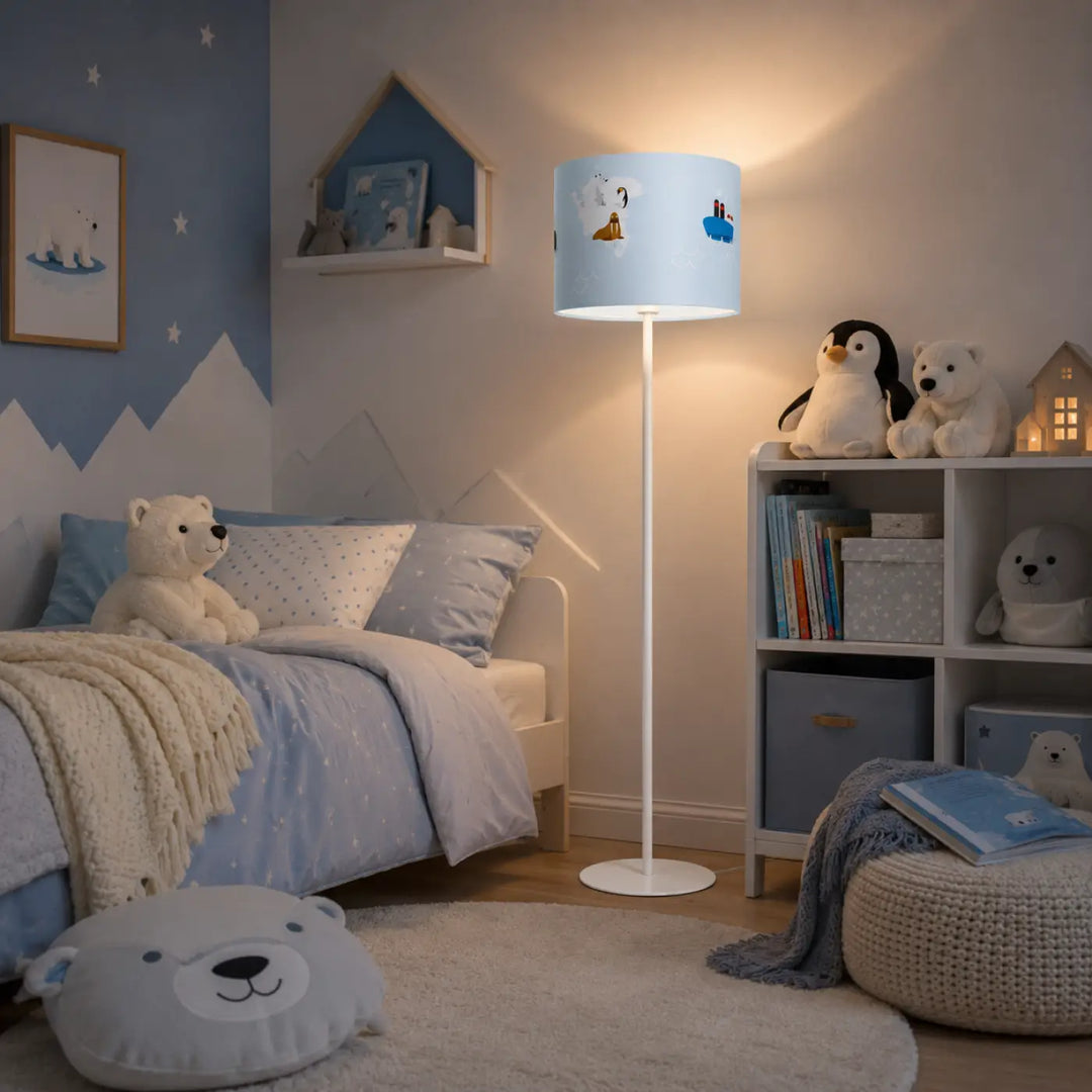 Lampadaire enfant bleu avec abat-jour cylindrique pastel illustré dours polaire et pingouin sur pied blanc fin