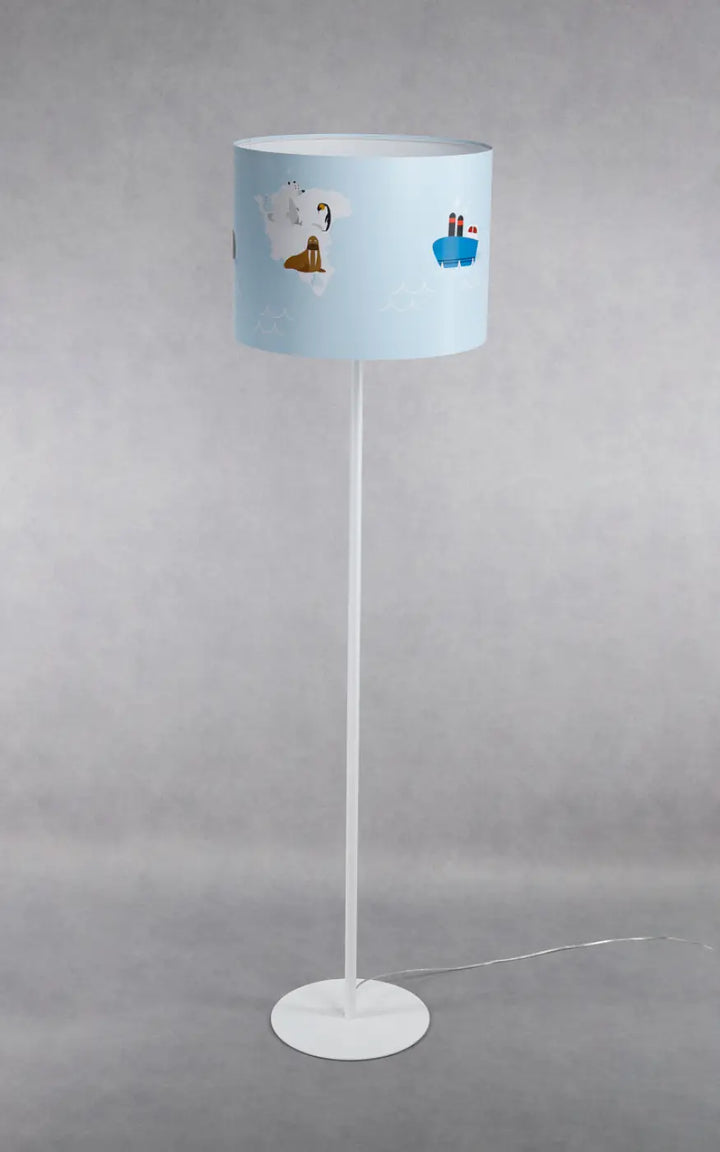 Lampadaire enfant bleu pastel avec abat-jour cylindrique illustré de ours polaires monté sur pied métal blanc
