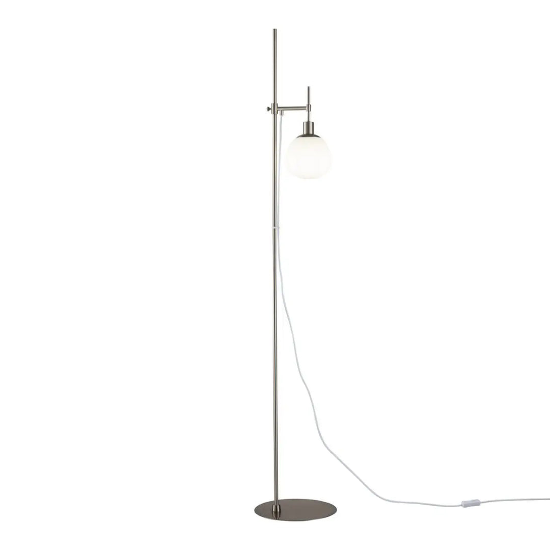 Lampadaire erich art déco avec un globe orientable en verre dépoli et un pied métallique slender moderne