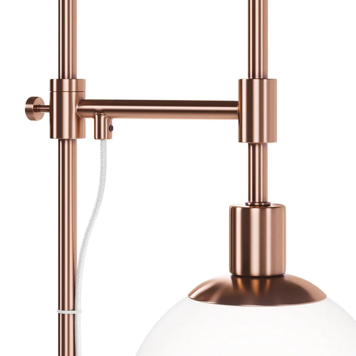 Lampadaire erich en métal finition cuivre avec globe orientable et abat-jour en verre dépoli style art déco