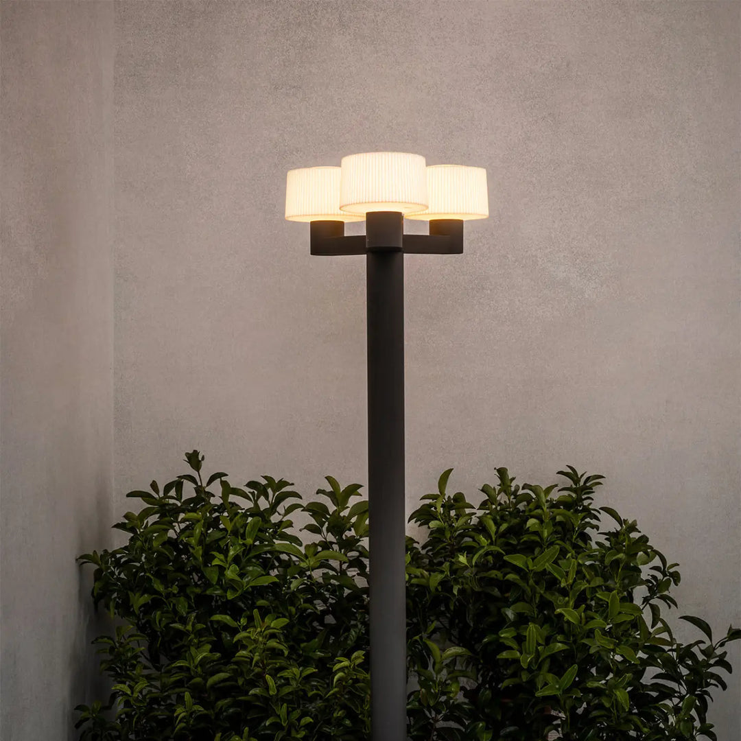 Lampadaire extérieur Muffin 3 lumières de Faro Barcelona en situation