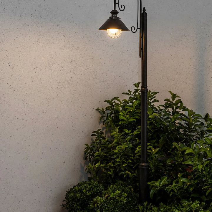 Lampadaire extérieur Náutica rouille de Faro Barcelona en situation