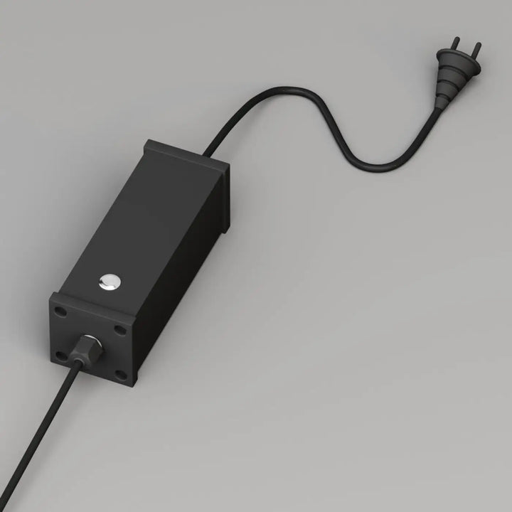 Adaptateur secteur noir rectangulaire mat avec bouton argenté et deux câbles pour lampadaire extérieur led fil d’acier noir